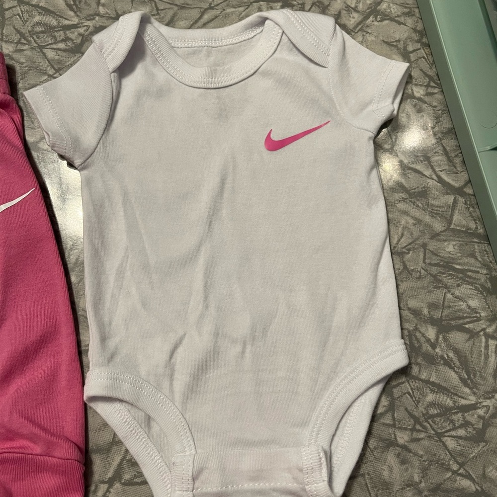 Nike Baby 0-3 Pink Set - Picture 4 of 9